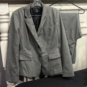 Womens Ann Taylor Pant Suit - Size 14/16